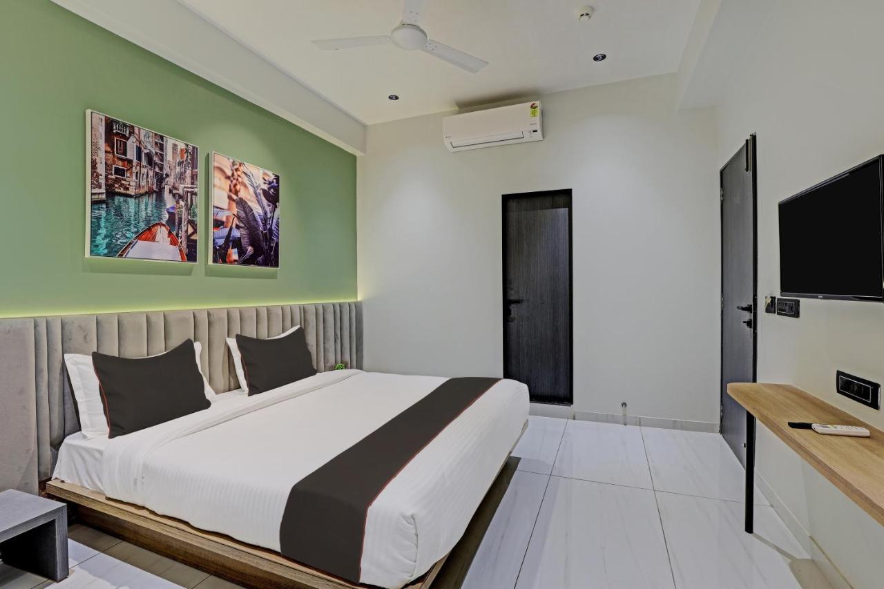 Hotel Lee Platinum 阿穆达巴 外观 照片