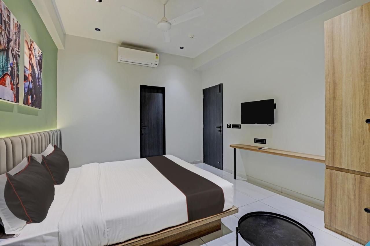 Hotel Lee Platinum 阿穆达巴 外观 照片